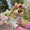Милая плюшевая капибара с вязаным букетом из роз и подсолнухов, мягкая игрушка, креативный подарок на Рождество, выпускной, день рождения