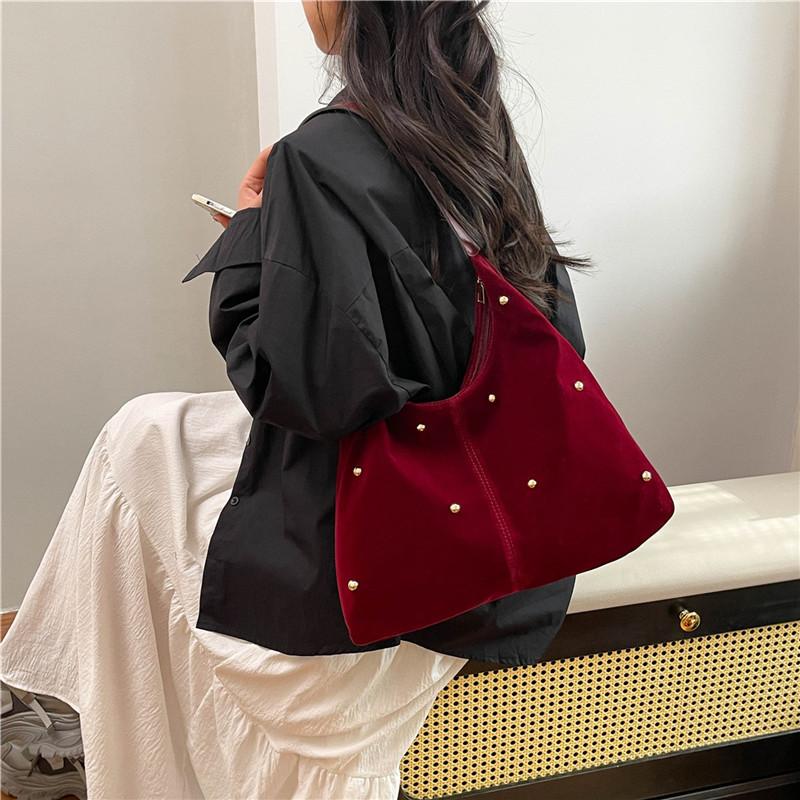 Fashion Rivet Shoulder Bag For Women Large Capacity Casual Handbags Simple Commuter Tote Bag Retro Suede Leather Underarm Bag AVE