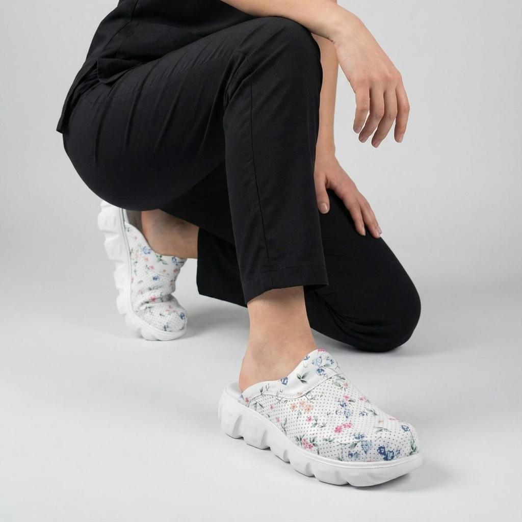 Women Light Sole Medical Clogs Sabo Hospital Shoes Non-Slip Slipper Nurse Doctor Midwife Surgical Sandals