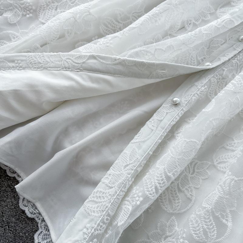 Это легкое роскошное и высококачественное платье с воротником-поло для женщин с уникальным и воздушным весенним дизайном с сетчатой вышивкой.