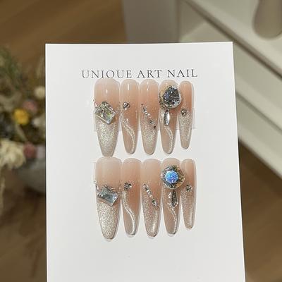 Нежный сломанный бриллиант, взрывная атмосфера, мечтательное золото, розовый стример, кошачьи глаза, легкая роскошь, благородный смысл, одежда, доспехи