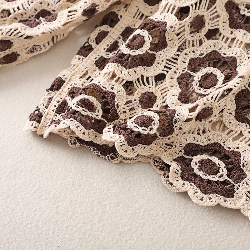 Женский вязаный свитер контрастного цвета в стиле ретро — круглая горловина, ажурный цветочный узор, длинный рукав, идеальный вариант для ранней осени.