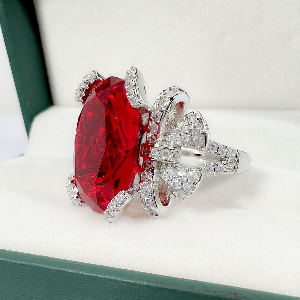 Кольцо «Каменное голубиное яйцо» с бриллиантом и бантом