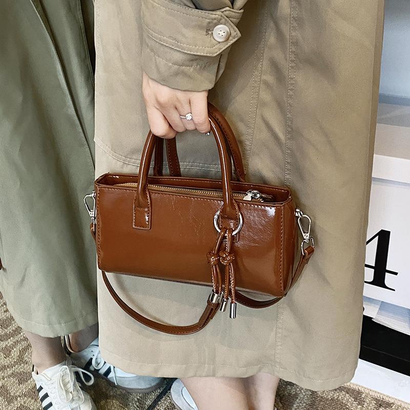 Сумки большой вместимости женские осенне-зимние универсальные 2025 новая модная сумка через плечо и мессенджер популярны в этом году. Портативные наволочки