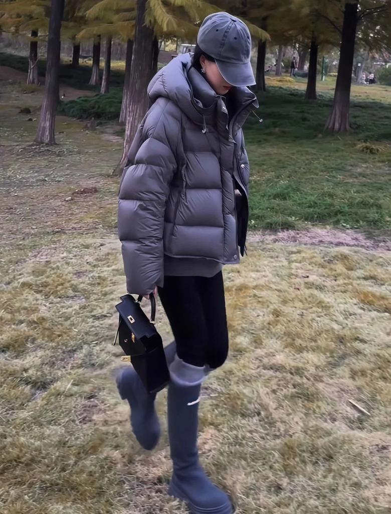 Короткая толстая теплая куртка-пуховик свободного кроя с капюшоном