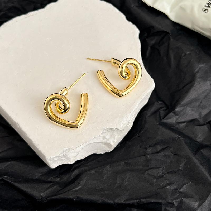 Серьги-гвоздики Love Niche Design Temperament Heart Earrings Light Luxury Earrings