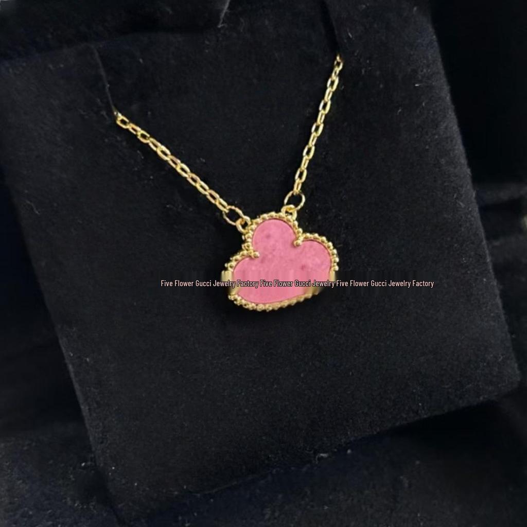 Ожерелье «Четырехлистный клевер» Van Cleef: Золотой кулон с дизайном в виде пяти цветков, с белым перламутром, красным агатом и бриллиантом для женщин.