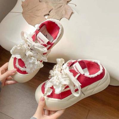 Летом можно встать на ноги и надеть две маленькие белые туфельки. Женские новые туфли на толстой подошве — нишевые и универсальные туфли-хлебцы.