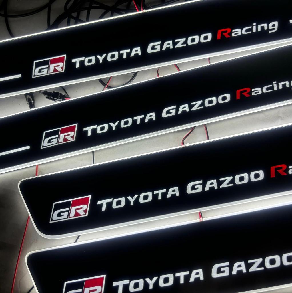 Светодиодные накладки на пороги HILUX с динамической подсветкой Phantom (Набор из 4)