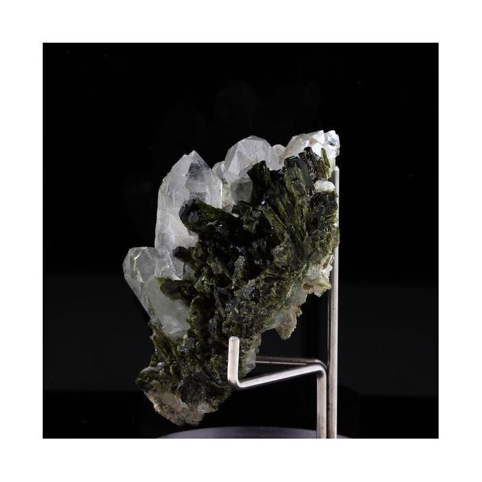 Pierres et Minéraux. Epidote + Quartz. 143.0 ct. Saint-Véran, Hautes-Alpes, France.