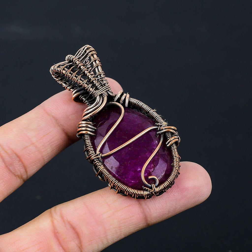 Созданный в лаборатории рубиновый драгоценный камень из чистой медной проволоки, обернутый ювелирными изделиями ручной работы