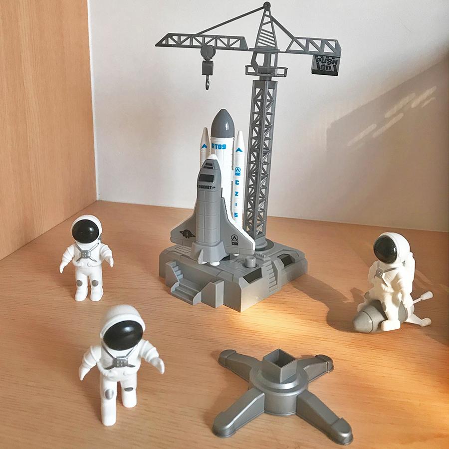 Космический корабль + 3 космонавта, запускаемая ракета-носитель, центр, научный эксперимент, обучение, когнитивное образование, аэрокосмические знания