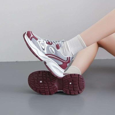 2025 новая спортивная обувь женская весенне-осенние модели круглый носок шнуровка дышащая сетчатая поверхность нескользящая увеличивающая рост толстая подошва повседневная для бега