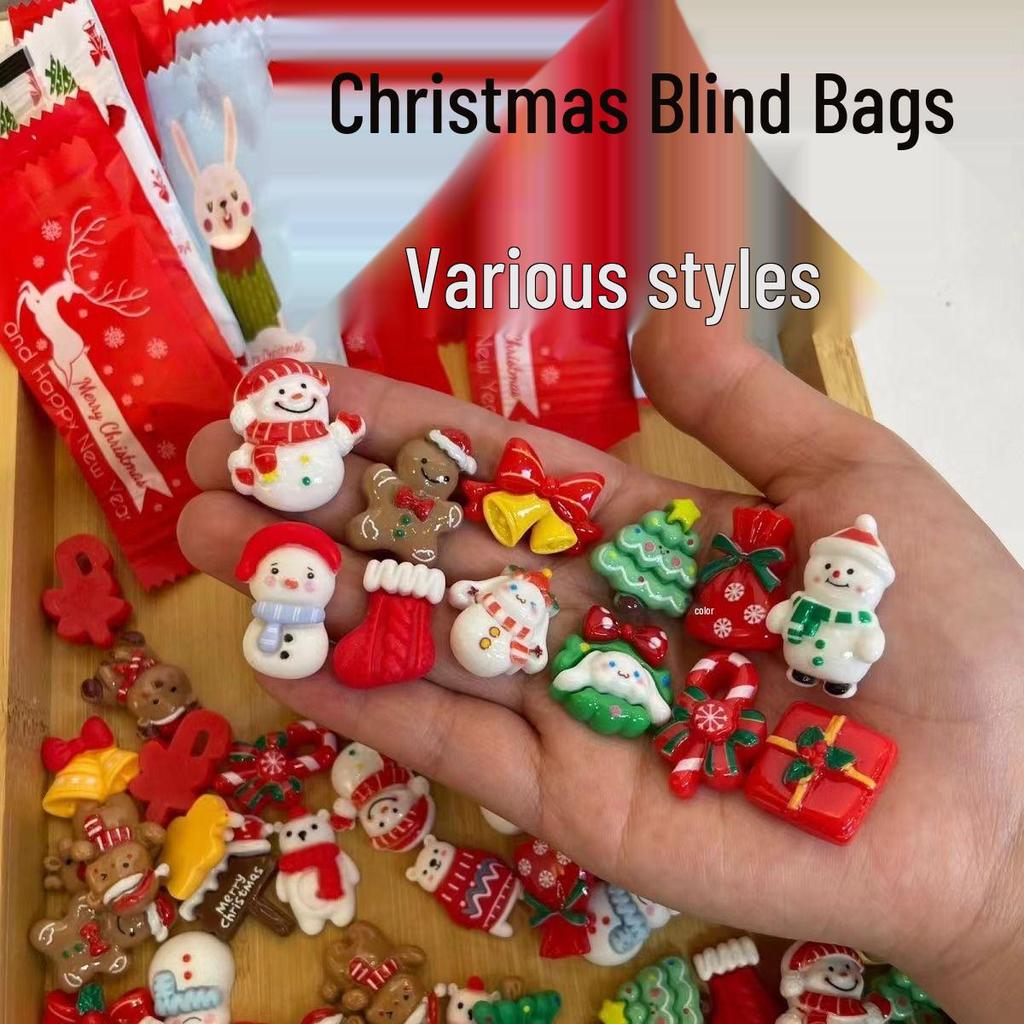 Christmas Figurine Keychain: PVC Soft Rubber Ornament for Bag Decoration & Small Gift