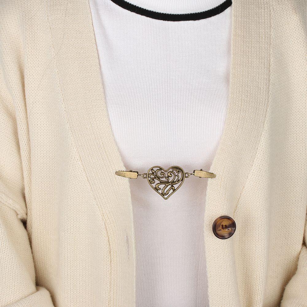 Trendy Winter Heart Pattern Retro Sweater Blouse Pin Cardigan Clip Shawl Brooch Duck Clip Clasps