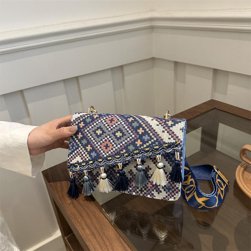 Высококачественная маленькая квадратная сумка в этническом стиле с бахромой, осенний отпускной стиль, универсальная сумка-мессенджер с широким плечевым ремнем на одно плечо