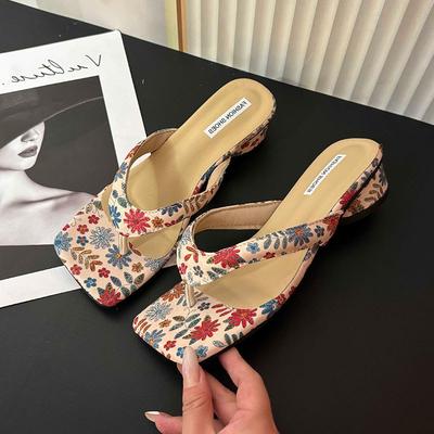 Шлепанцы женские на толстом каблуке, крутые тапочки, женская летняя обувь 2025, новые французские пляжные шлепанцы-пинки, сказочный стиль
