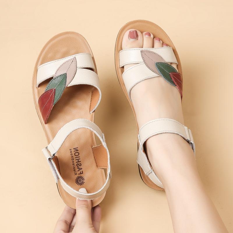 Fashion Mom sandals made of genuine leather for middle-aged and elderly women in the summer of 2025 middle-aged flat sandals for women