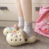 Модные новые сандалии тапочки милые мультяшные сабо женские мюли летние пляжные сандалии пещера отверстие женская садовая обувь для студентов девочек