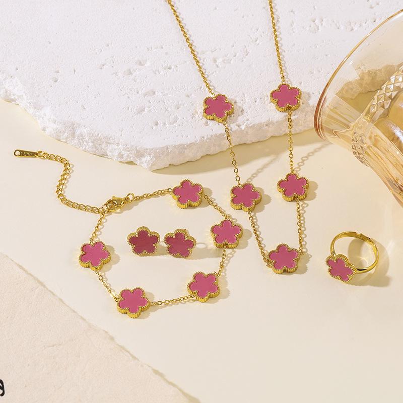 Набор ювелирных изделий из нержавеющей стали «Пятилистный клевер»: Модный Браслет, Ожерелье и Серьги в виде Пятилепесткового Цветка.