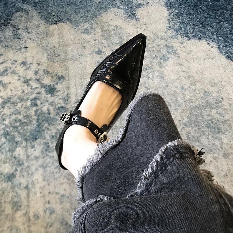 Цзюэ Цзюэ Цзы~! Остроносые одинарные туфли женские 2024 новые модели осени, односложная пряжка с неглубоким клювом на низком каблуке, нишевый дизайн