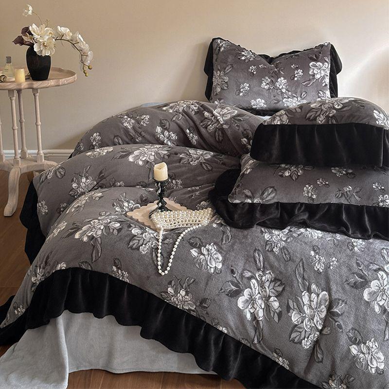 G5Z Постельное белье из молочного велюра и кружева: Утолщенный четырехсекционный комплект из фланели и кораллового флиса, двусторонний, с пододеяльником.