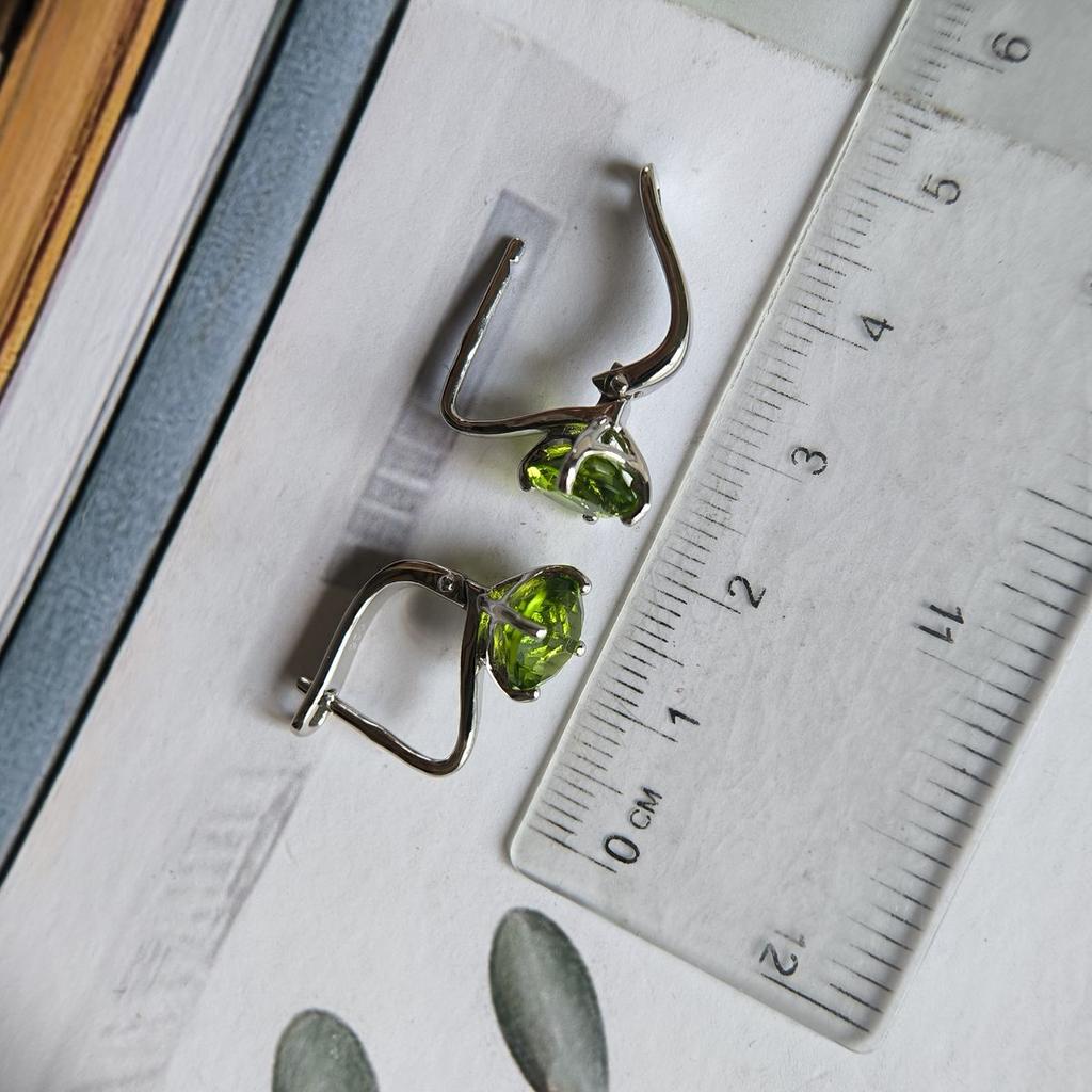 Серебряные серьги с хризолітом (60002318)