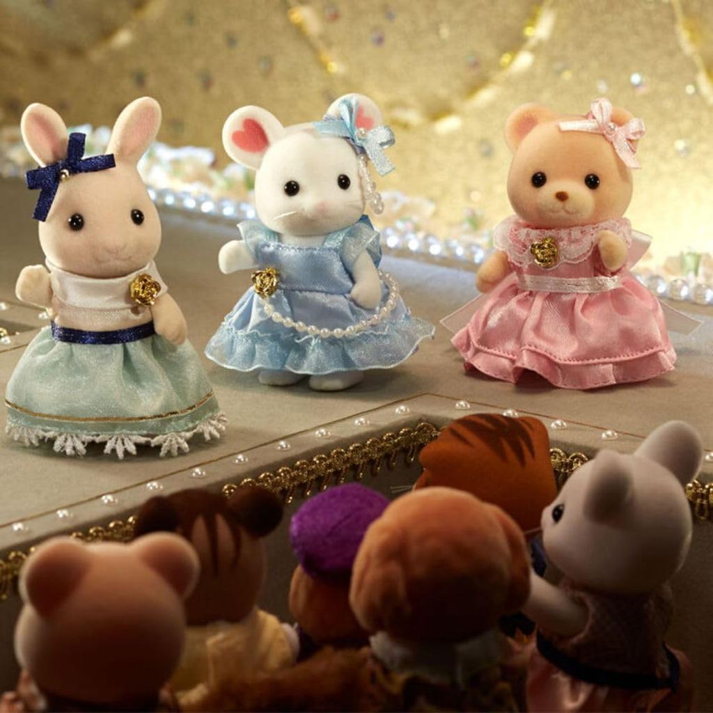 Милые девушки в платьях Sylvanian Families
