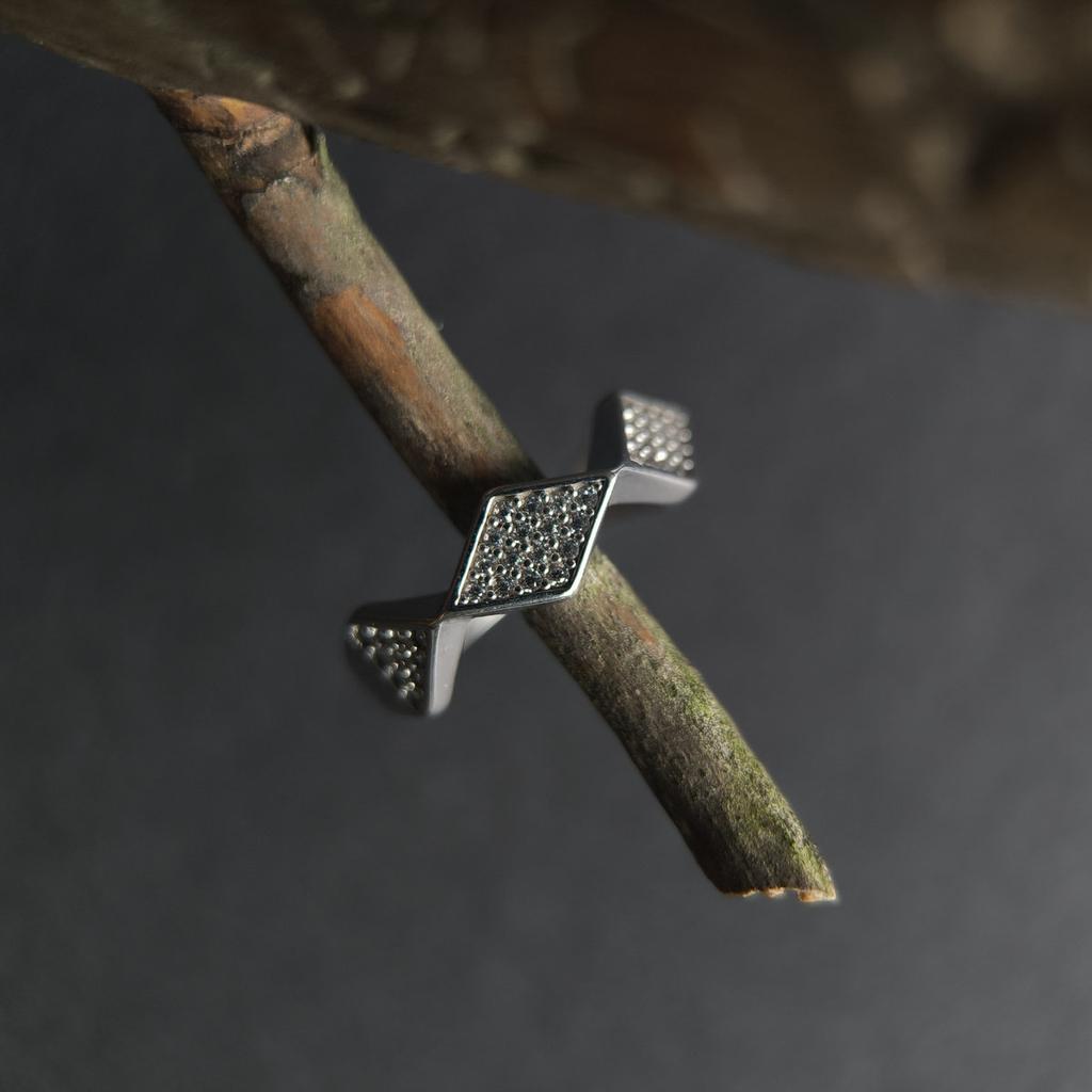 Серебряное кольцо с фианитами, вес изделия 1,91 гр (2209423)