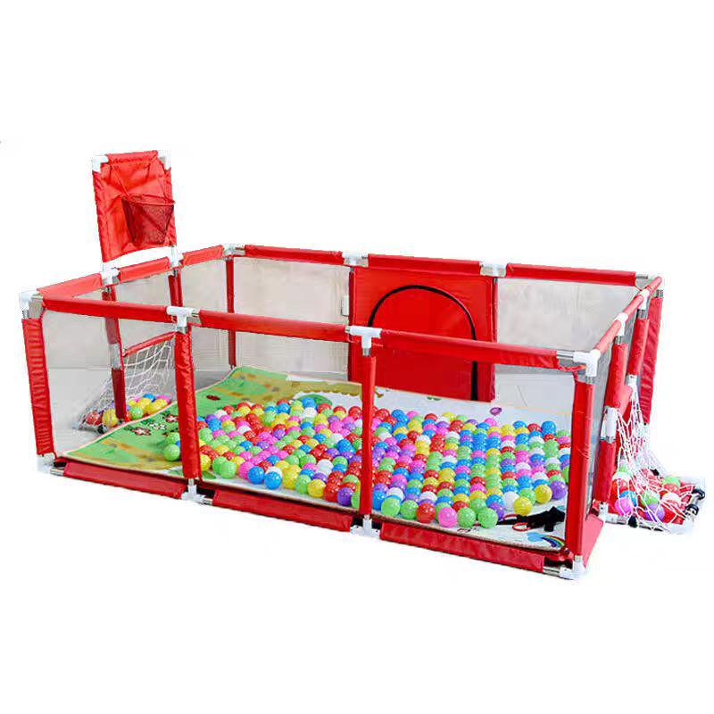 Детский манеж для игр в помещении с баскетбольным кольцом и зоной для бросков.