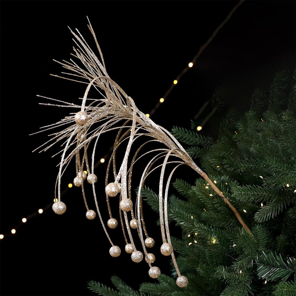 Большие ветки рождественской ели, украшения для рождественского венка, елочные игрушки, искусственные блестящие ветки.