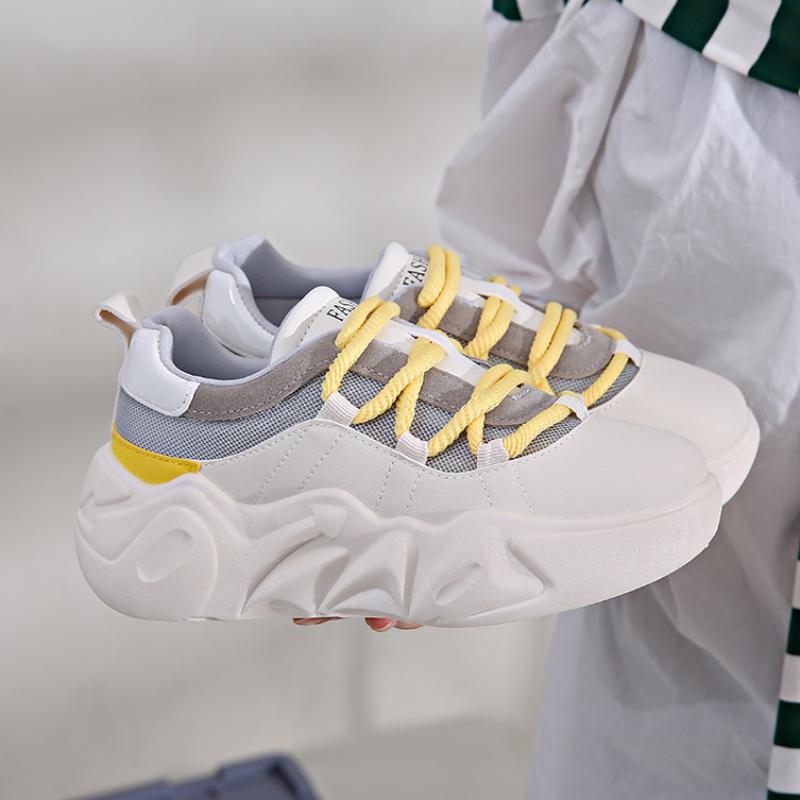 Осенняя женская обувь на толстой подошве, с увеличением высоты, сетчатые дышащие кроссовки для бега, повседневные маленькие белые туфли, подходят ко всему