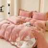 Утолщенный теплый комплект постельного белья из молочного бархата с кружевом из кораллового флиса - Уютный антистатический дизайн для осени/зимы
