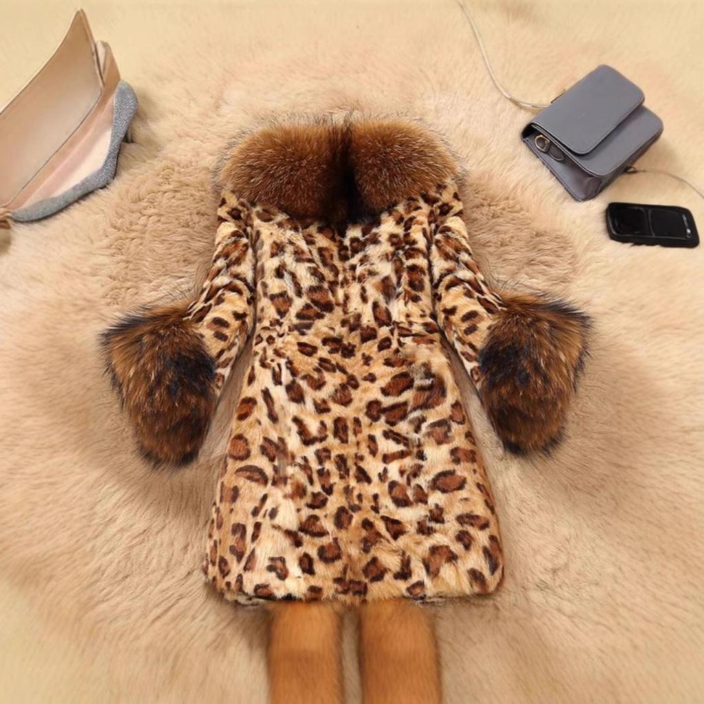 Женское полупальто из искусственного меха с леопардовым принтом средней длины и воротником из енота