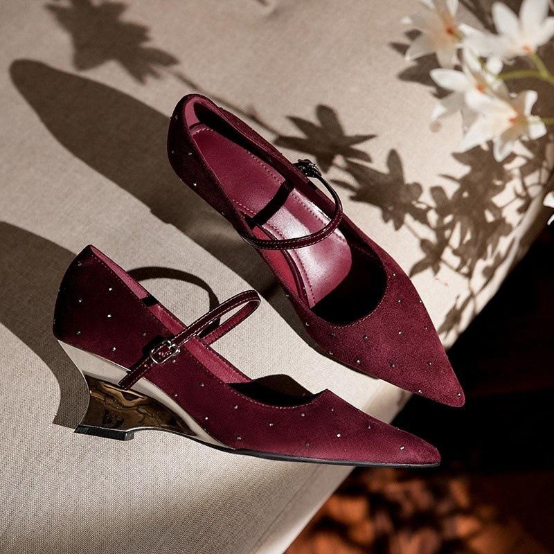 Корейская версия однословных пряжек в горошек с бриллиантами, темпераментные туфли на высоком каблуке женские бордовые туфли для пожилых людей с острыми носками Мэри Джейн на наклонном каблуке, одиночные туфли женские