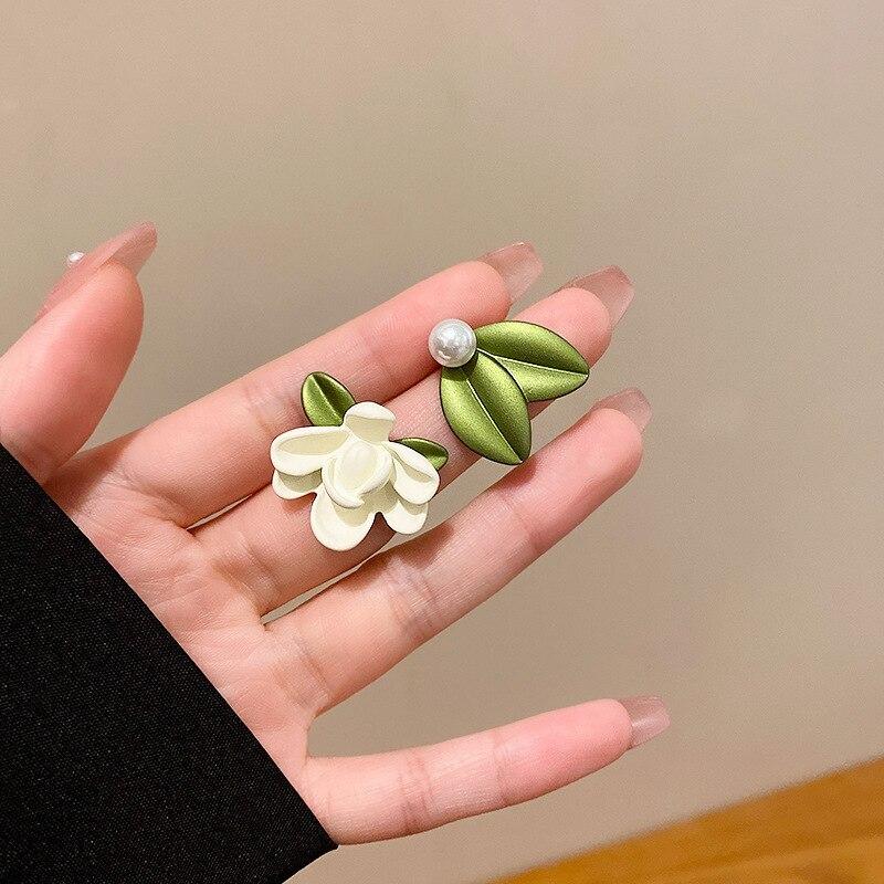 Pinkdudu Романтические корейские асимметричные серьги-гвоздики с гарденией, легкие роскошные серьги с белым цветком и зеленым листом для женщин PD1497