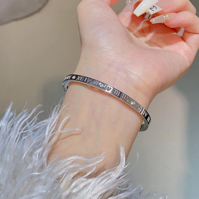 Hot-Selling Titanium Steel Luxury Bracelet Collection: Versatile Design