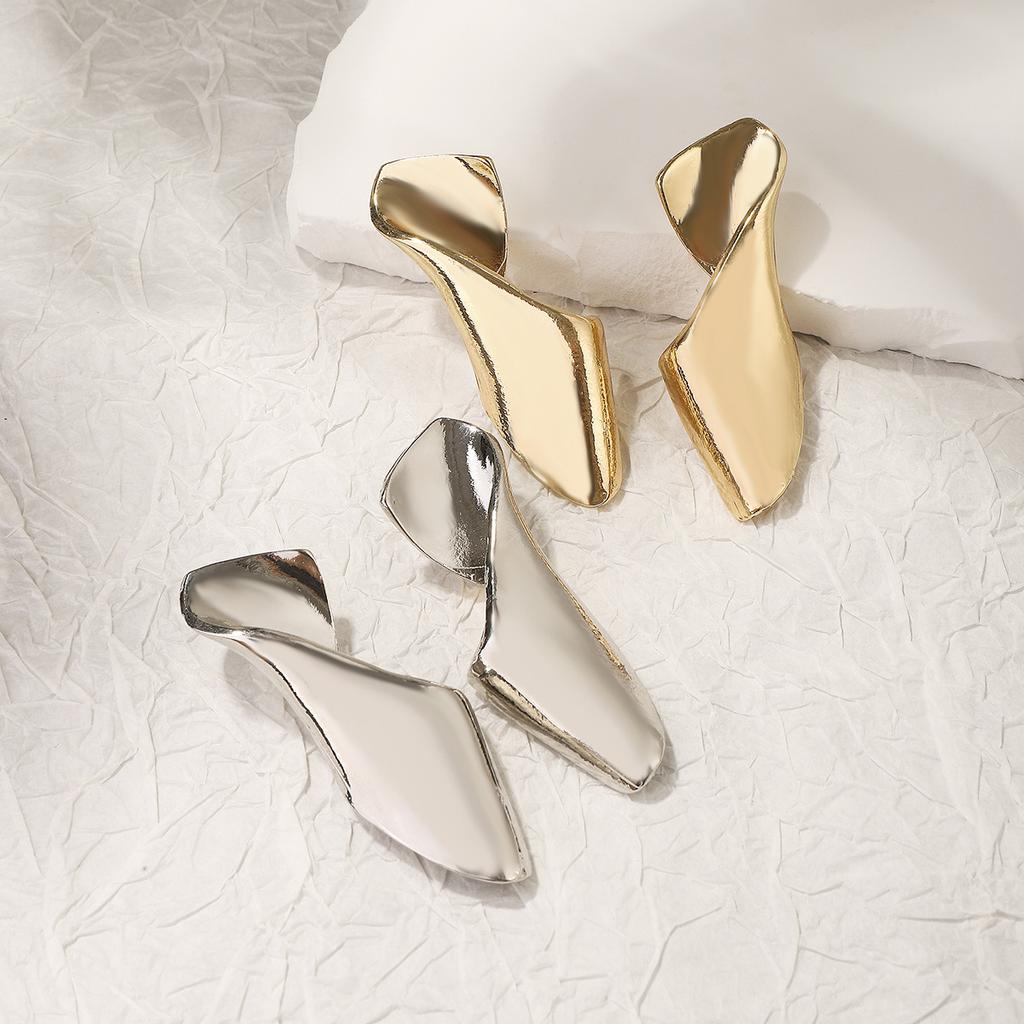 Массивные металлические серьги необычной формы с креативной текстурой и шармом