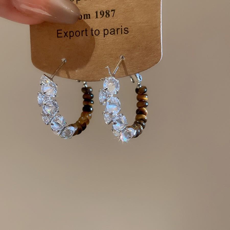 Серьги 'Серебряная игла' в стиле 'Тигровый глаз': Элегантные, модные серьги-пусеты с отделкой карамельного цвета.