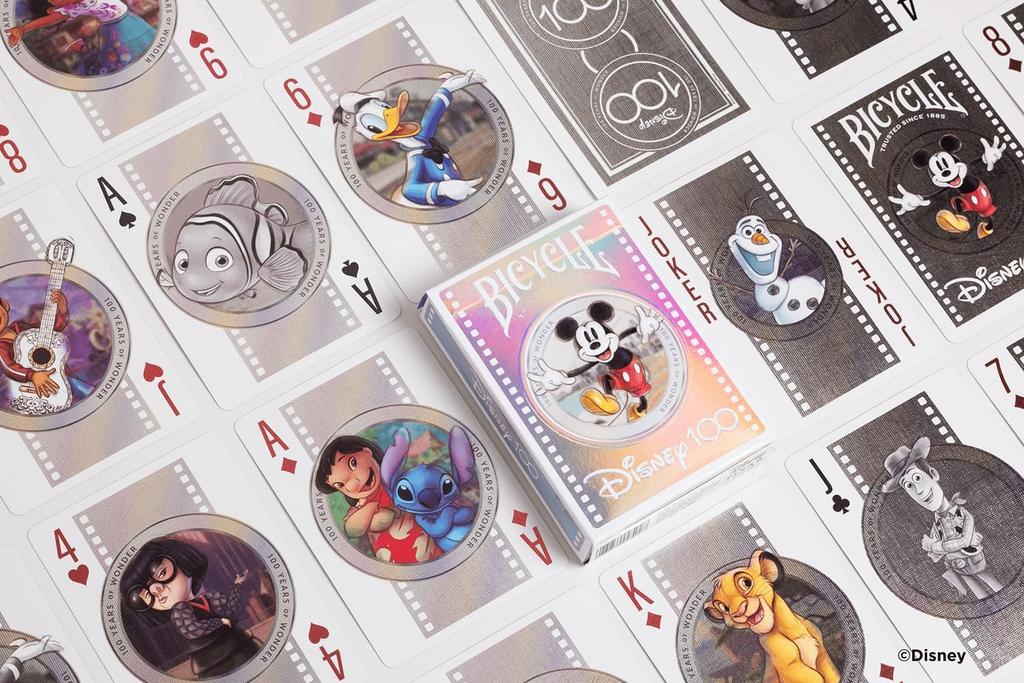 Колода игральных карт Disney Limited Edition 100th Anniversary, голографическая фольга с более чем 20 культовыми серебряными персонажами Disney, 10040761,