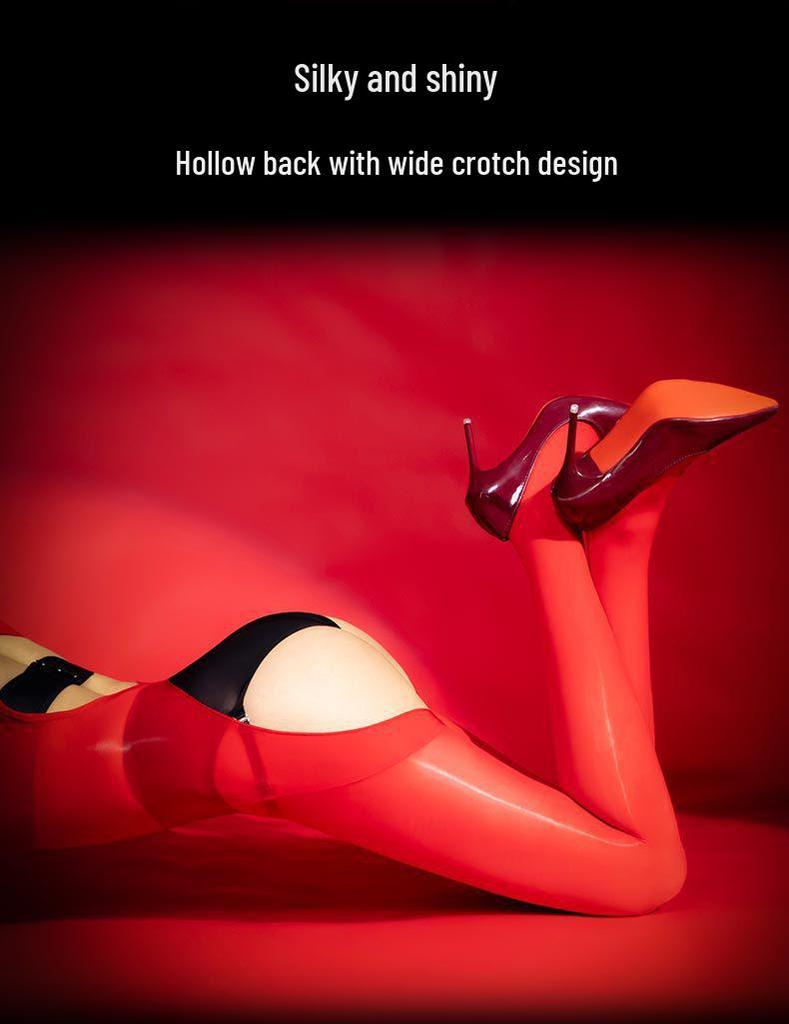 Изящный и соблазнительный блестящий комбинезон с открытой спиной и чулками