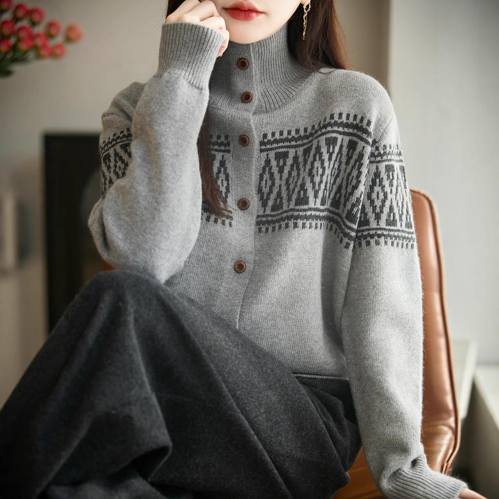 Блузка с цветами сливы, с высоким воротником и объемным узором, мягкая и уютная, подходит для ношения осенью и зимой в качестве верхней одежды.