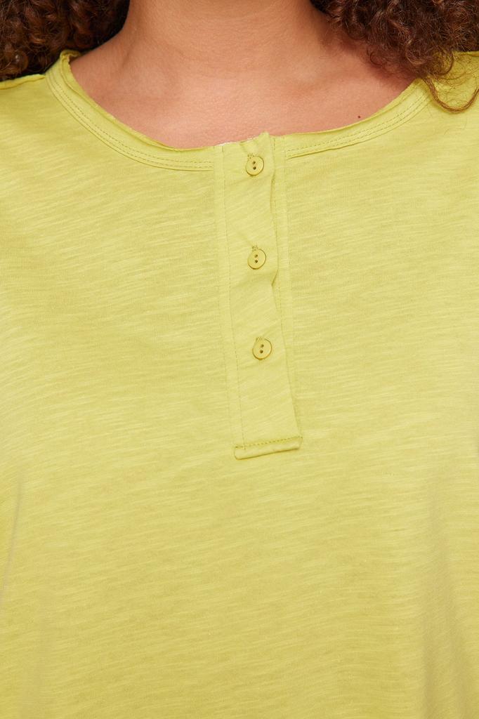 Женская трикотажная футболка в стиле бойфренда больших размеров с зеленой пуговицей и деталью