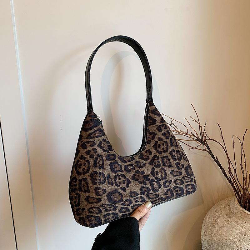 Супер огонь нишевая милая и крутая сумка с леопардовым принтом женская новая осенняя универсальная популярная сумка на одно плечо подмышкой
