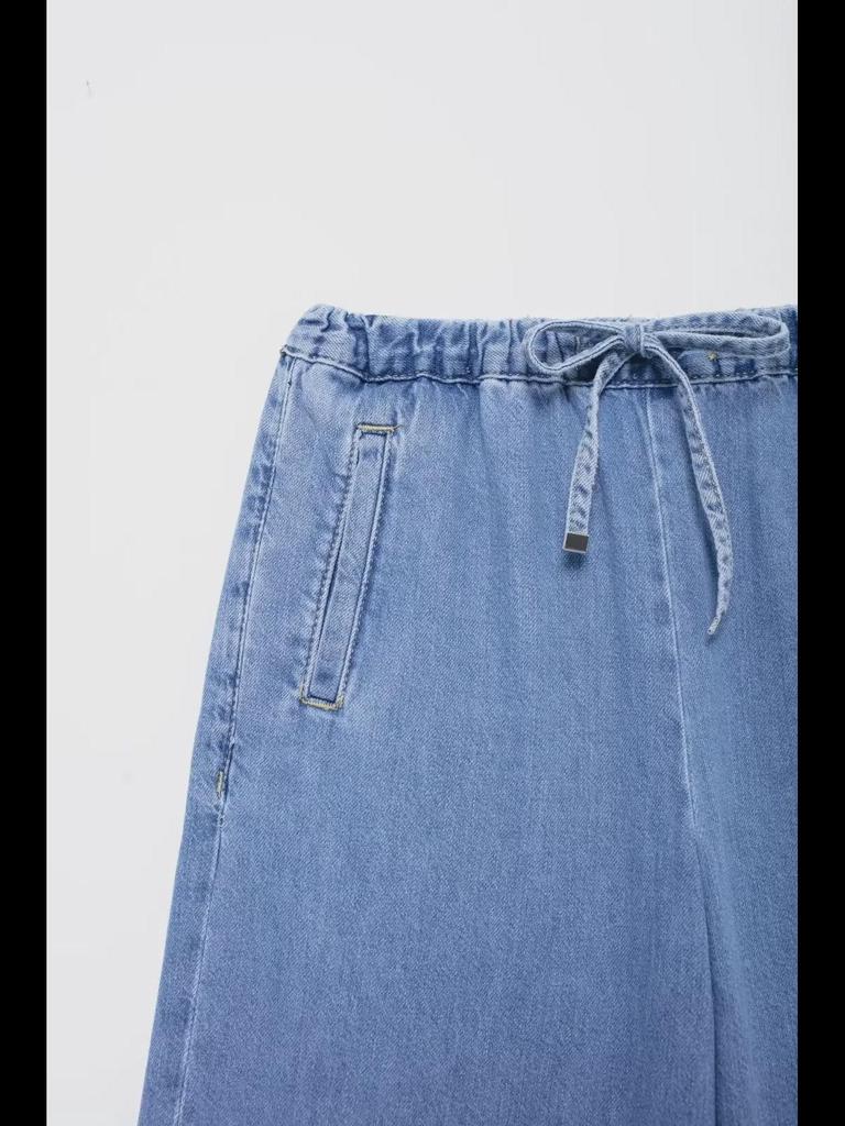 Комплект из женской джинсовой рубашки с длинным рукавом и широких брюк