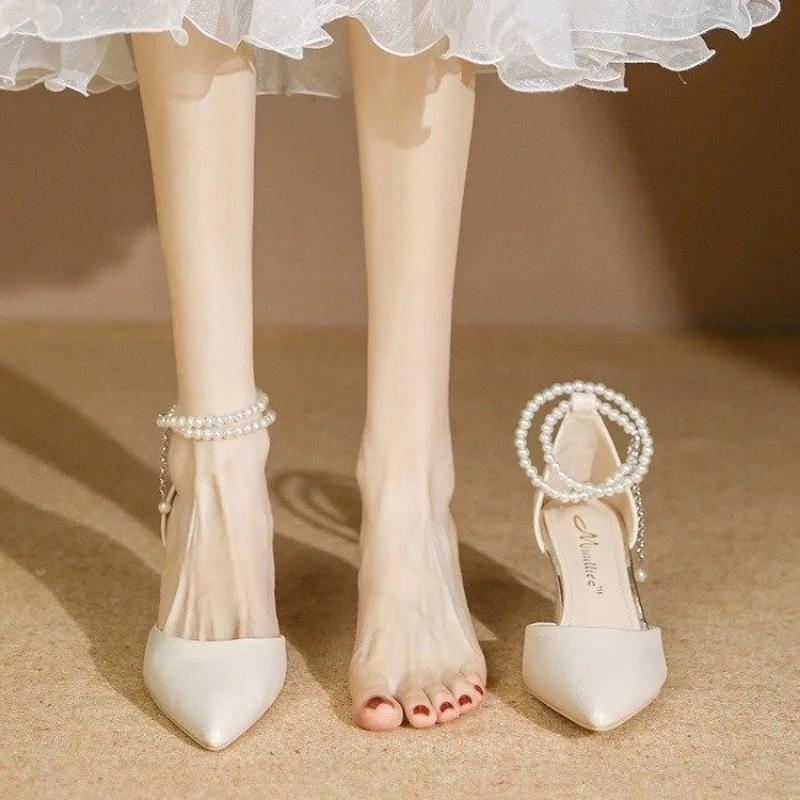 Новые белые дизайнерские модные туфли-лодочки с жемчужным ремешком на щиколотке, женские туфли-лодочки на высоком каблуке, пикантные модельные свадебные туфли на шпильке, модельные туфли