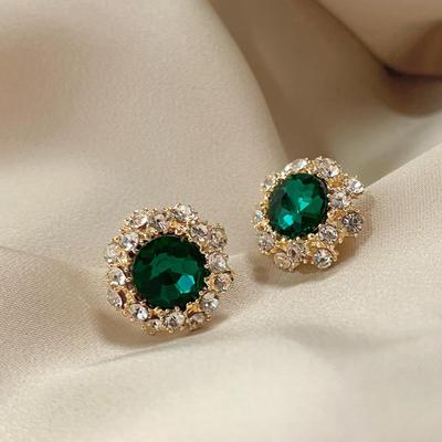 Круглые серьги-иглы из серебра 925 пробы в стиле ретро с изумрудными камнями и бриллиантовыми акцентами