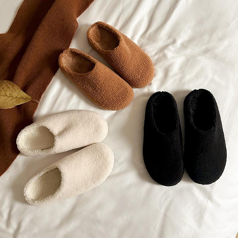Шерстяная версия головы сумки, ленивые люди педалируют полуволоча пушистые тапочки на одной ноге, женщины носят тепло и с начесом утолщенные хлопковые туфли на плоской подошве в