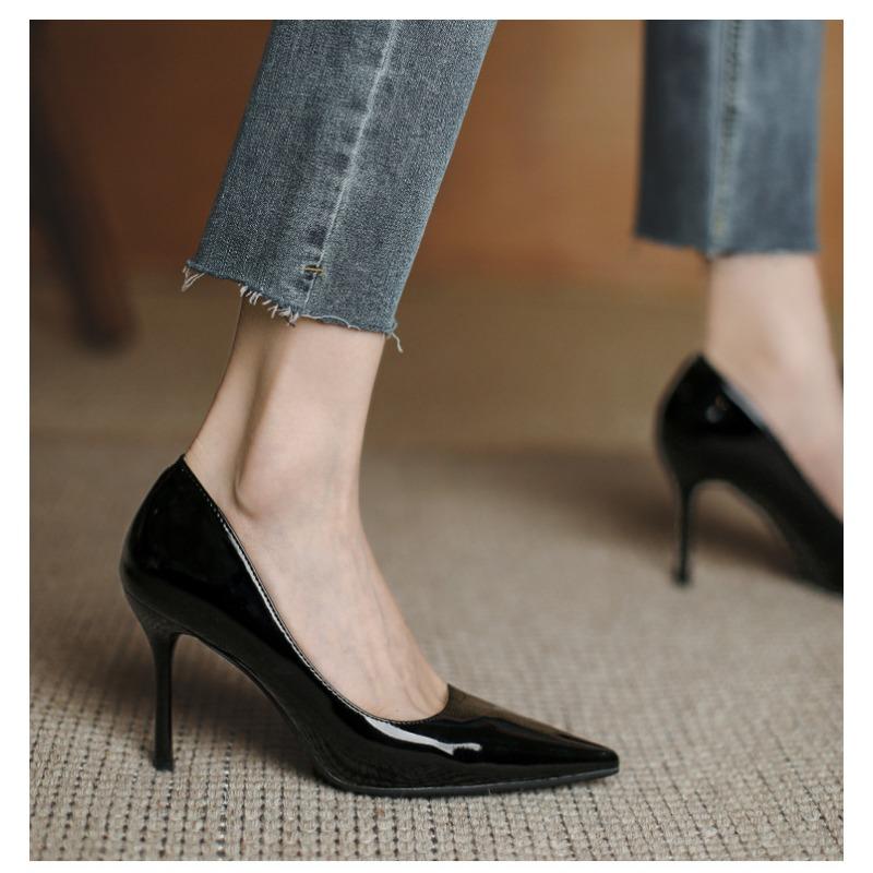 Туфли на высоком каблуке голого цвета с тонким каблуком из лакированной кожи с острым носком и неглубокой горловиной