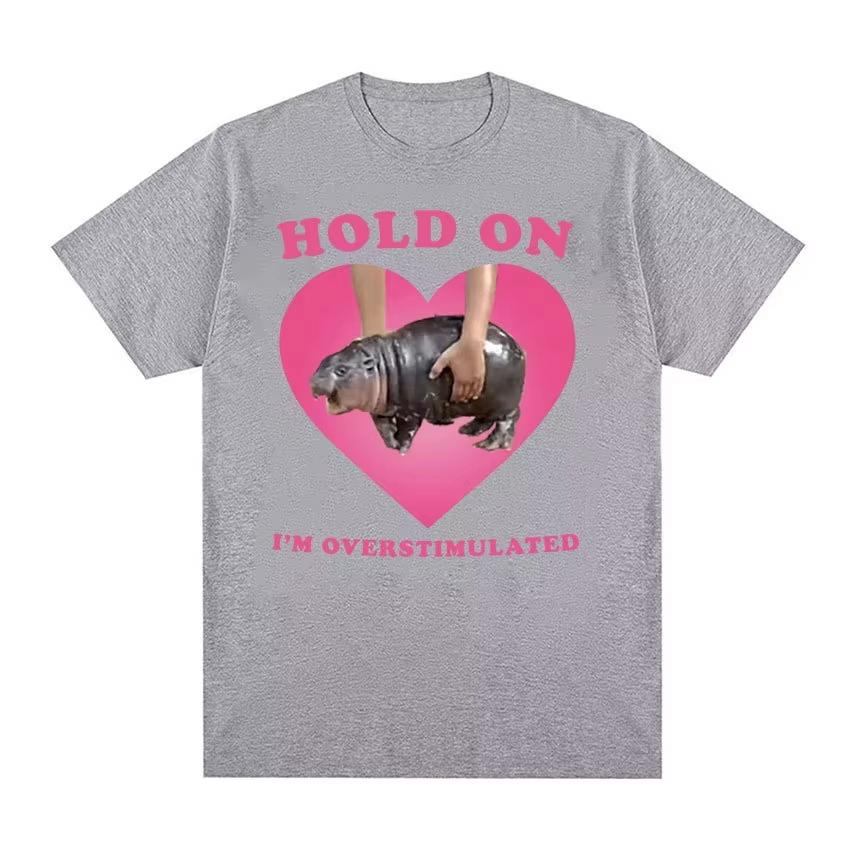 2026 Moo Deng Hold on Im Overstimulated Pink Heart Baby Hippo Funny Meme T Shirt Men Women Vintage Harajuku Cotton Tshirt